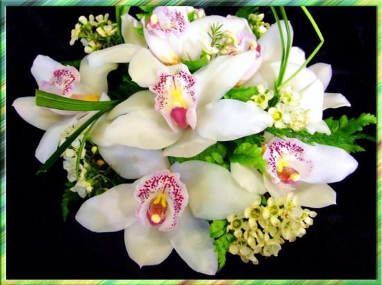 букет белых орхидей