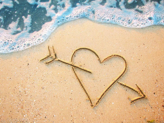 Сердце нарисованное на песке