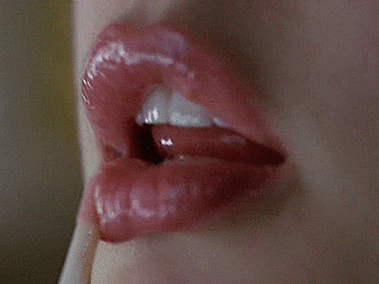девушка красит губы